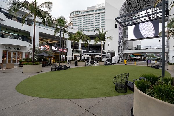 Ovation Hollywood-5